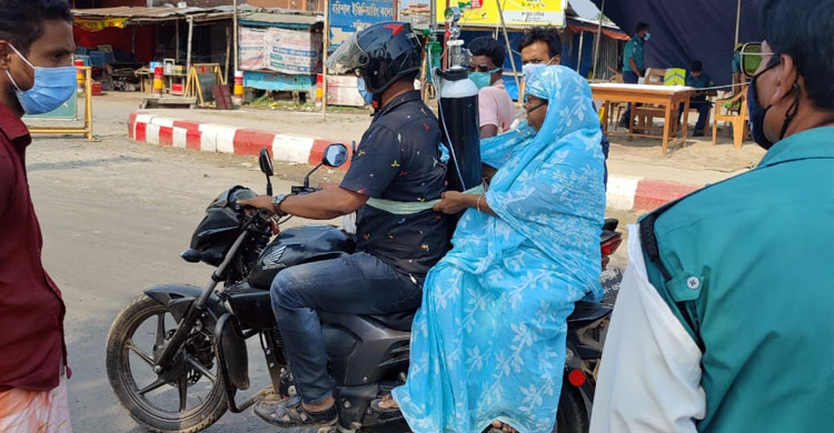 পিঠে অক্সিজেন সিলিন্ডার বেঁধে মাকে হাসপাতালে নিলেন ছেলে, ছবি ভাইরাল